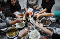 В новогоднюю пору большинство китайцев собираются семьями на свой ежегодный ужин воссоединения.