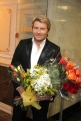 Николая Баскова слегка смущали подаренные 8 Марта цветы.