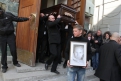 Под традиционные аплодисменты гроб с телом артиста вынесли из стен театра МХТ им. Чехова.