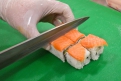 Суши нужно разрезать на четное количество кусков, как правило, шесть или восемь.