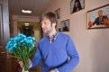 В гости к коллегам Денис пришел с букетом цветов.