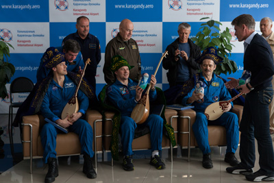 Члены экипажа получили в подарок казахские народные инструменты.