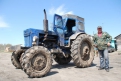 Вадим Николаевич сам не прочь прокатиться на тракторе Вадима Вадимовича  (рядом с синим трактором).