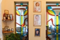 Прямо напротив рабочего места Валентины Гуровой на стене в ряд висят фотопортреты внучат.