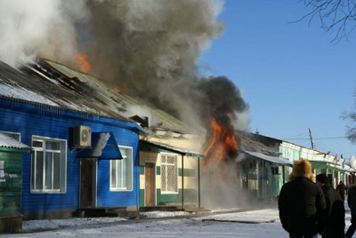 Пожар в центре Экимчана уничтожил четыре  магазина и оставил райцентр без хлеба