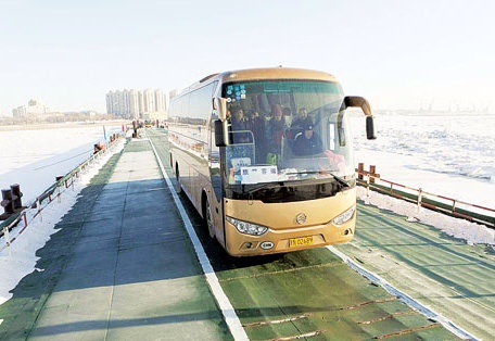 Понтонный мост через Амур открыли в Благовещенске / Движение по понтонному мосту из Благовещенска в Хэйхэ было открыто сегодня, 2 января. Работа идет в штатном режиме, на линии находятся семь автобусов.