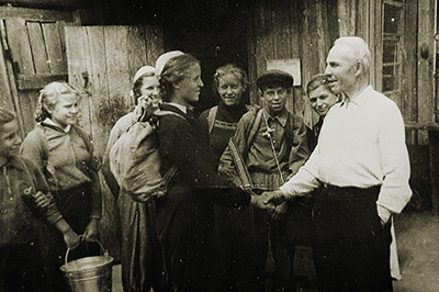 Основатель музея Федор Слуцкий со своими учениками.