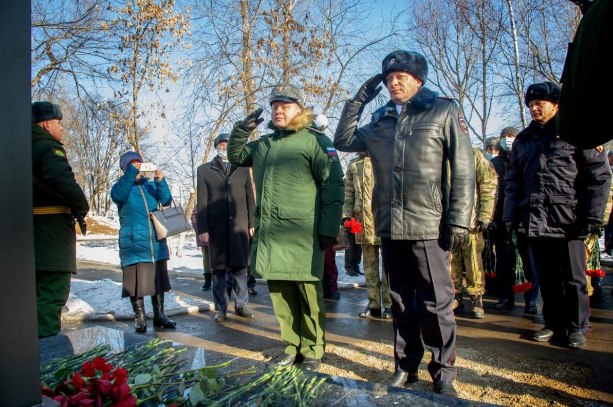 Город свободный откроют. Памятник Ивану Маслову в Свободном.