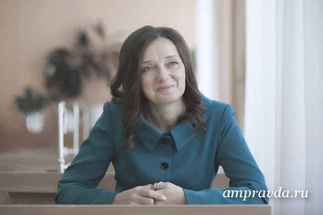 Priamurye最好的老师教化学,并抚养了三个孩子/“ Oksana Malevannaya-第一名。同事表示祝贺,感到高兴,但我有一个昏迷。似乎只有第二天我才完全意识到并为胜利而感到高兴,当学生和父母的祝贺开始来临时,“-布拉戈维申斯克第二十五体育馆的老师,关于我在比赛中获胜的化学和生物学老师“阿穆尔州年度老师-2020”简短地交谈,尴尬的微笑。但是关于课程和学生-闪闪发光的眼睛和极大的乐趣。立刻变得很清楚:这位老师不需要大声的声音或亮丽的妆容来吸引听众的注意。 Oksana Aleksandrovna告诉美联社记者,关于对孩子的热爱,化学和生物学,现代老师是谁以及远程学习形式如何改变教育过程。