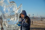 Дед Мороз и Снегурочка из стеклопластика: в Благовещенске началось строительство ледового городка