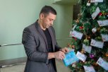 Турник для Трофима: мэр Благовещенска первым распечатал письмо с «Елки желаний»