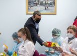 «Спасибо за вашу работу»: депутаты Благовещенской думы сделали подарки работникам поликлиник