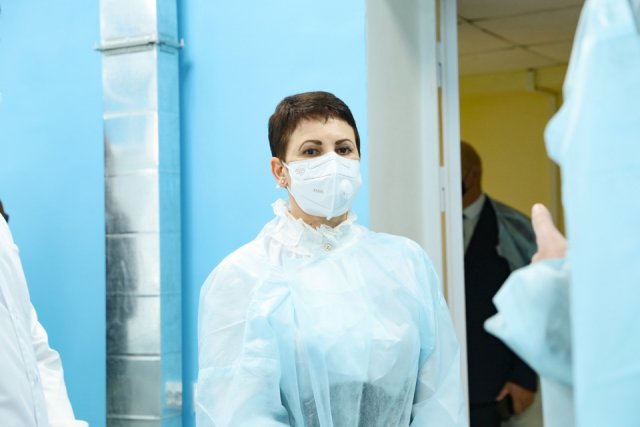 Svetlana Leontyeva:“在假期要照顾好自己,以免造成医疗保健系统超负荷” /阿穆尔卫生部长回忆说,今年医生的工作量很大,并将继续以同样的方式工作。因此,Svetlana Leontyeva要求阿穆尔州居民注意他们的健康状况,以保护已经在流行病学困难的情况下不知疲倦地工作的医生。