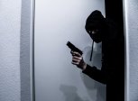В Свободном на женщину напал грабитель с оружием и в маске
