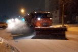 В Благовещенске дорожники посыпают улицы и убирают выпавший снег