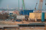 На новом Зейском мосту установили половину свай