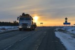 Из-за 40-градусных морозов на федеральной трассе заглохла фура: дальнобойщика спасли пожарные