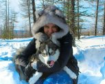 Пряжу из шерсти хаски на старинном веретене делает жительница Циолковского