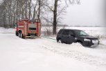 Пожарная машина вытаскивала из снега школьный автобус и автомобили на амурских трассах