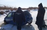 В День защитника Отечества катавшийся по льду автомобилист провалился под лед