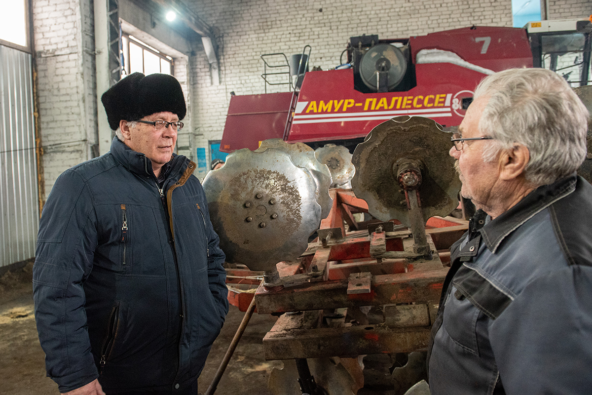 Андрей Проклов (слева) более 38 лет назад пришел работать в хозяйство инженером.