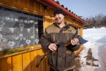 Бизнес из топора: водитель из Чагояна вырезает лики богов и мастерит авторские инструменты