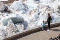 Между нами тает лед: снежные глыбы прибило течением к берегам Амура (фоторепортаж)