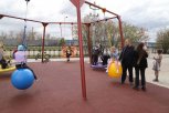 После доработки новые качели около ОКЦ в Благовещенске выдержат больше детей