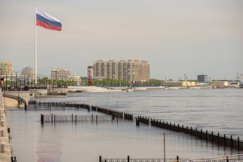 Опять вода: благовещенцы фотографируют подтопленную набережную Амура (фоторепортаж)