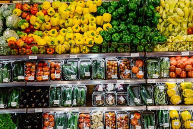 Лимоны, овощи, и медикаменты сдержали апрельскую инфляцию в Амурской области / На прилавках в магазинах Приамурья в прошлом месяце подешевели тепличные овощи. За счет этого рост на них замедлился. Еще одной причиной снижения годового прироста цен на продовольственные товары до 6,7 % после 7,7 % в марте стал эффект высокой базы 2020 года. Кроме того, в амурских аптеках подешевели медикаменты, а в хозяйственных магазинах — моющие и чистящие средства.