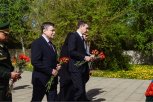 «Это важнейшее историческое событие»: Василий Орлов возложил цветы к памятнику Айгунскому договору