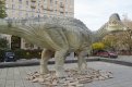 Экспонат амурозавра у входа в Дарвиновский музей в Москве.