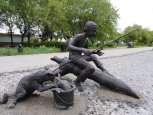 Ловись, рыбка: в парке Дружбы поселились юный рыбак и кот-ворюга