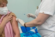 В Амурской области за успешную вакцинацию планируют поощрять медиков - Vimarsana News