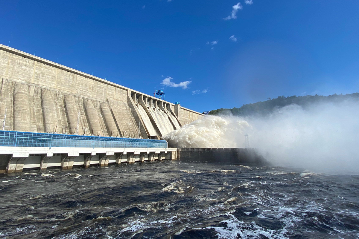Бурейская ГЭС начала холостые сбросы:  амурские ГЭС уже сдержали более 17 миллиардов тонн воды / На Бурейской ГЭС в четверг, 17 июня, начались сбросы лишней воды. Сейчас открыто пять затворов из восьми. В пятницу, 18 июня, объемы водосброса увеличат. На Зейской ГЭС из-за китайского циклона ожидается рост приточности, но холостые сбросы не ведутся. Две крупнейшие гидроэлектростанции Дальнего Востока продолжают сдерживать дождевой паводок в бассейне Амура. За время паводка Бурейская и Зейская станции саккумулировали уже более 17 миллиардов тонн воды в своих водохранилищах.
