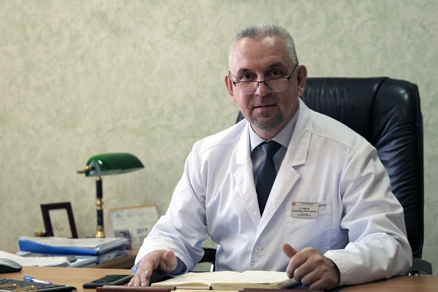 Александр Сучков: «Хочется организовать антипрививочникам экскурсию в реанимацию» / Маски, антисептики, дистанция — больше года мы живем в режиме пандемии. В разгаре третья волна: с конца мая число пациентов, которые ежедневно поступают в инфекционный госпиталь благовещенской горбольницы, увеличилось втрое. Вирус стал агрессивнее. Всё чаще его жертвами становится молодежь. Готовы ли благовещенские «ковидарии» к возможному негативному развитию событий и каким образом можно снизить нагрузку на медиков, — на эти и другие вопросы «Амурской правды» ответил Александр Сучков — главный врач Благовещенской городской кинической больницы, на базе которой второй год действует инфекционный госпиталь.