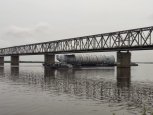 Баржа с колонной Амурского ГХК смогла проплыть под мостом через Зею в Благовещенске (видео)