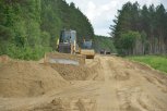 Размытую ливнями дорогу восстанавливают в Ромненском районе