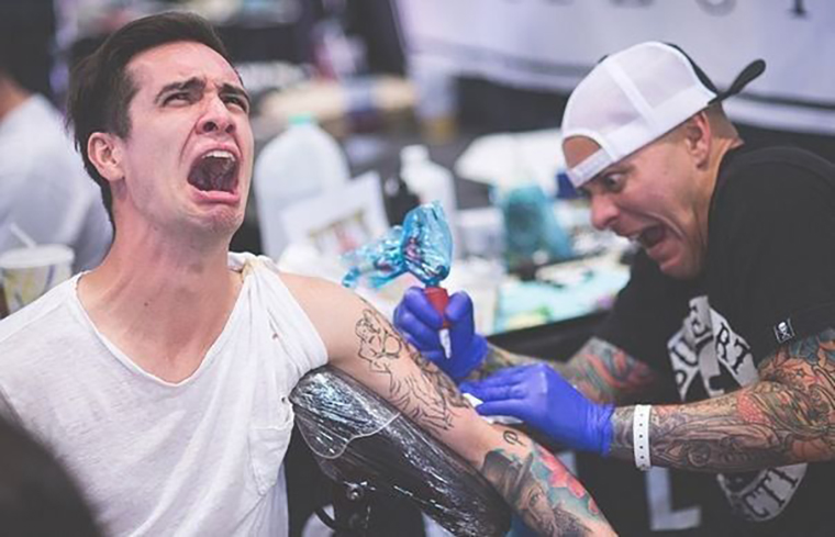 10 знаменитостей, которые пожалели о нанесении татуировки и избавились от нее раз и навсегда