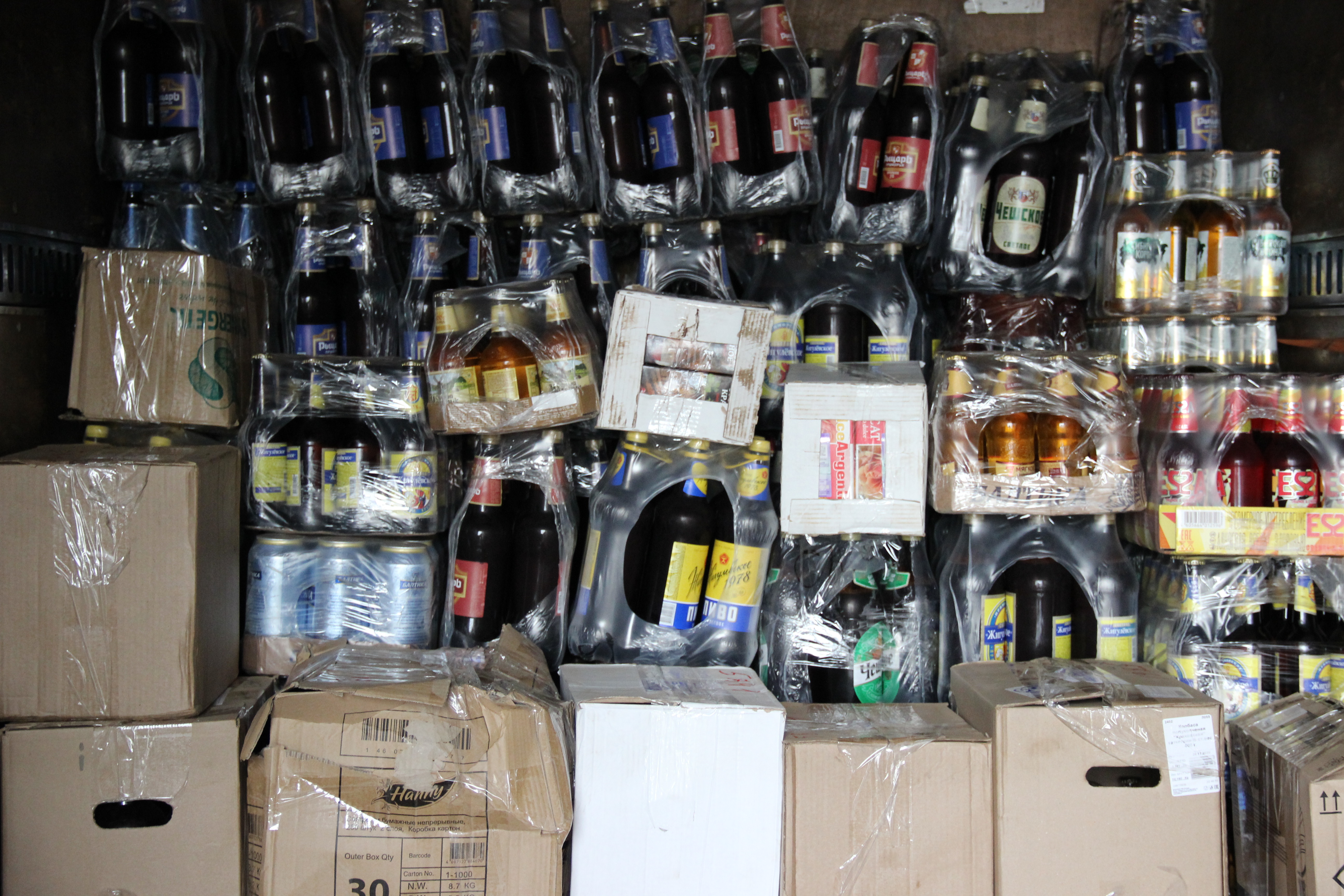 Больше 1,2 тысячи литров нелегального алкоголя уничтожат в Амурской области / Крупную партию алкоголя обнаружили и передали на днях специалисты регионального минэкономразвития и внешних связей на уничтожение в Росспиртпром. Всего с начала года изъяли больше 1 200 литров, или 1 352 бутылки. В перечне конфиската — пиво в широком ассортименте, водка, коньяк, вино, а также контрафакт.