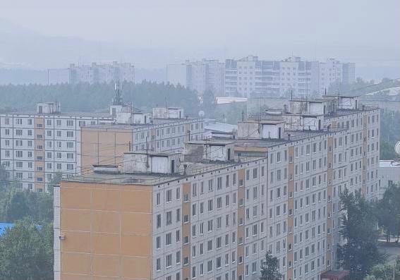 Дым в Благовещенск пришел из Якутии /  Задымленность в воздухе появилась в субботу, 17 июля, в нескольких районах Приамурья, в том числе и на территории Благовещенска. Как выяснилось, дым принес ветер из Якутии.