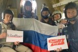 Амурчане прыгнули с парашютом в поддержку сборной России на Олимпиаде в Токио
