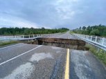Сильные дожди размыли автомобильный мост на Талакан