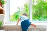 Пока бабушка отвлеклась: пятилетний мальчик выпал из окна в Белогорске