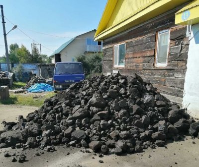В дома пострадавших от паводка амурчан начали завозить уголь