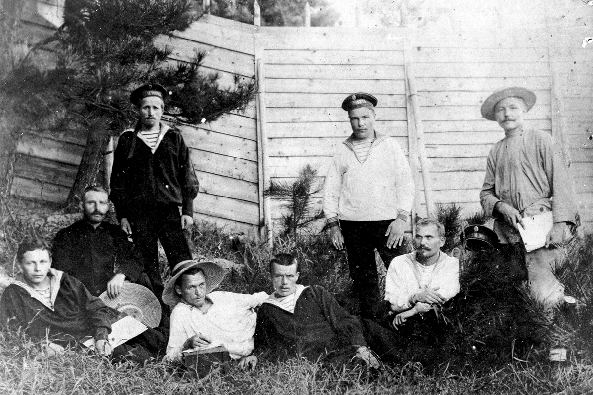 Русские военнопленные, Г. С. Новиков-Даурский первый слева в первом ряду.