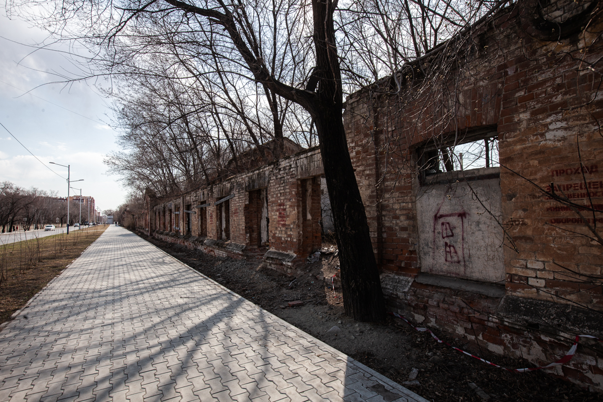 От былых казацких казарм сейчас остались только стены. Фото: Владимир Воропаев
