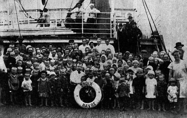 Беженцы-меннониты на французском корабле по пути в Парагвай. Фото из архива Виктора Петкау.