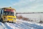 Школьный автобус застрял на заснеженной трассе в Михайловском районе