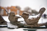 Снег кружится: фоторепортаж с заснеженных улиц Благовещенска